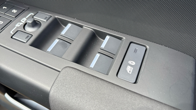 Land Rover Defender 3.0 D350 Trophy Edition Deep Sandglow 110 5dr Auto Diesel Estate - Image 39